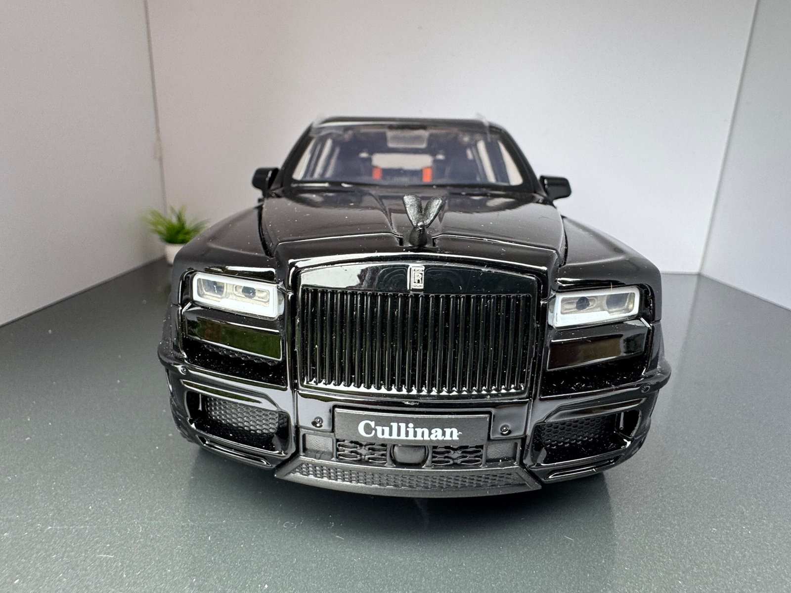 Rolls Royce Cullinan 1:20 Scale Diecast Collectors Model IMG 6878 scaled 1