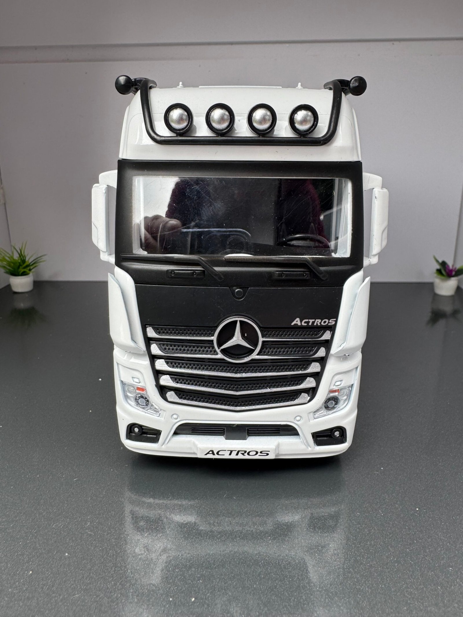 Mercedes Benz Actros Truck 1:24 Scale Diecast Collectors Model IMG 6900 scaled 1