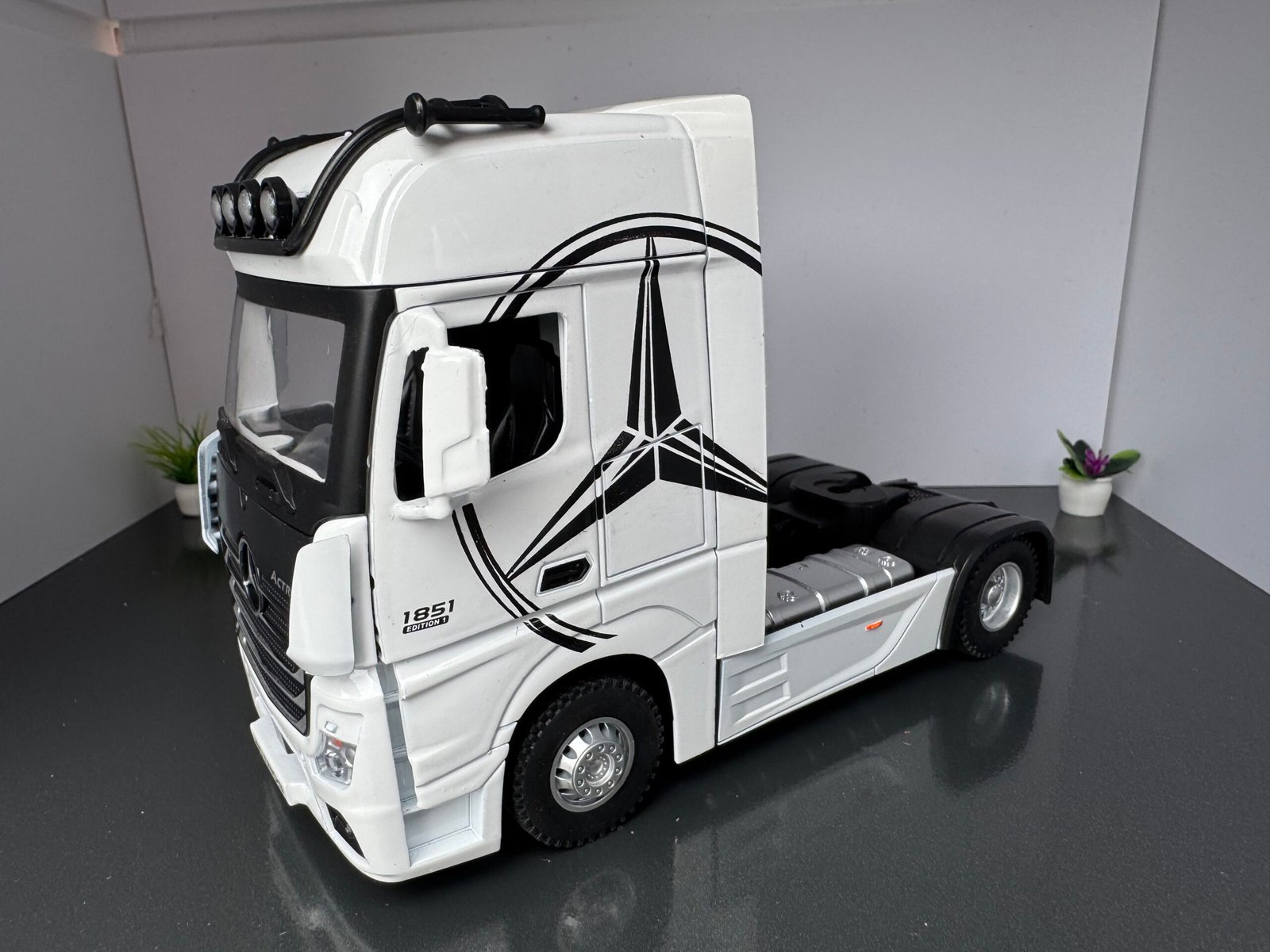 Mercedes Benz Actros Truck 1:24 Scale Diecast Collectors Model IMG 6901 scaled 1