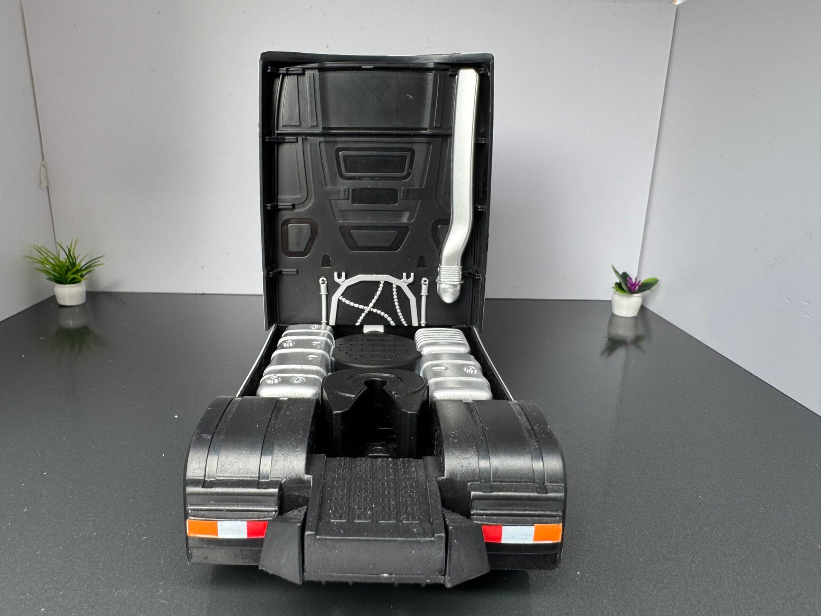 Mercedes Benz Actros Truck 1:24 Scale Diecast Collectors Model IMG 6902 scaled 1