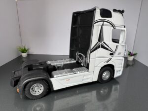 Mercedes Benz Actros Truck 1:24 Scale Diecast Collectors Model IMG 6903 scaled 1