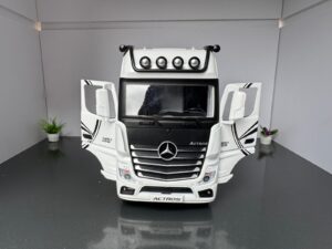 Mercedes Benz Actros Truck 1:24 Scale Diecast Collectors Model IMG 6904 scaled 1