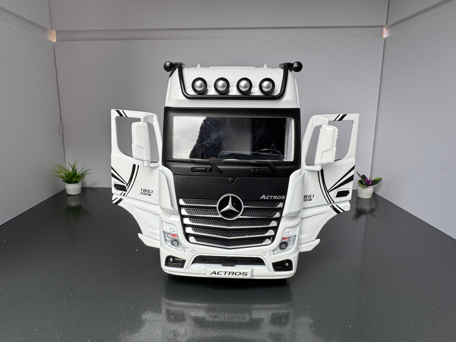 Mercedes Benz Actros Truck 1:24 Scale Diecast Collectors Model IMG 6904 scaled 1
