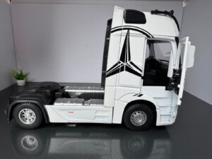 Mercedes Benz Actros Truck 1:24 Scale Diecast Collectors Model IMG 6905 scaled 1