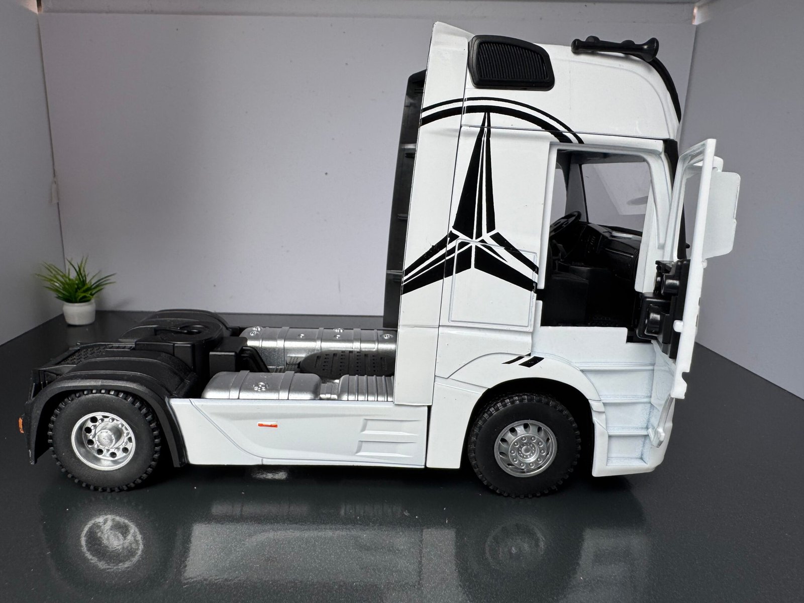 Mercedes Benz Actros Truck 1:24 Scale Diecast Collectors Model IMG 6905 scaled 1
