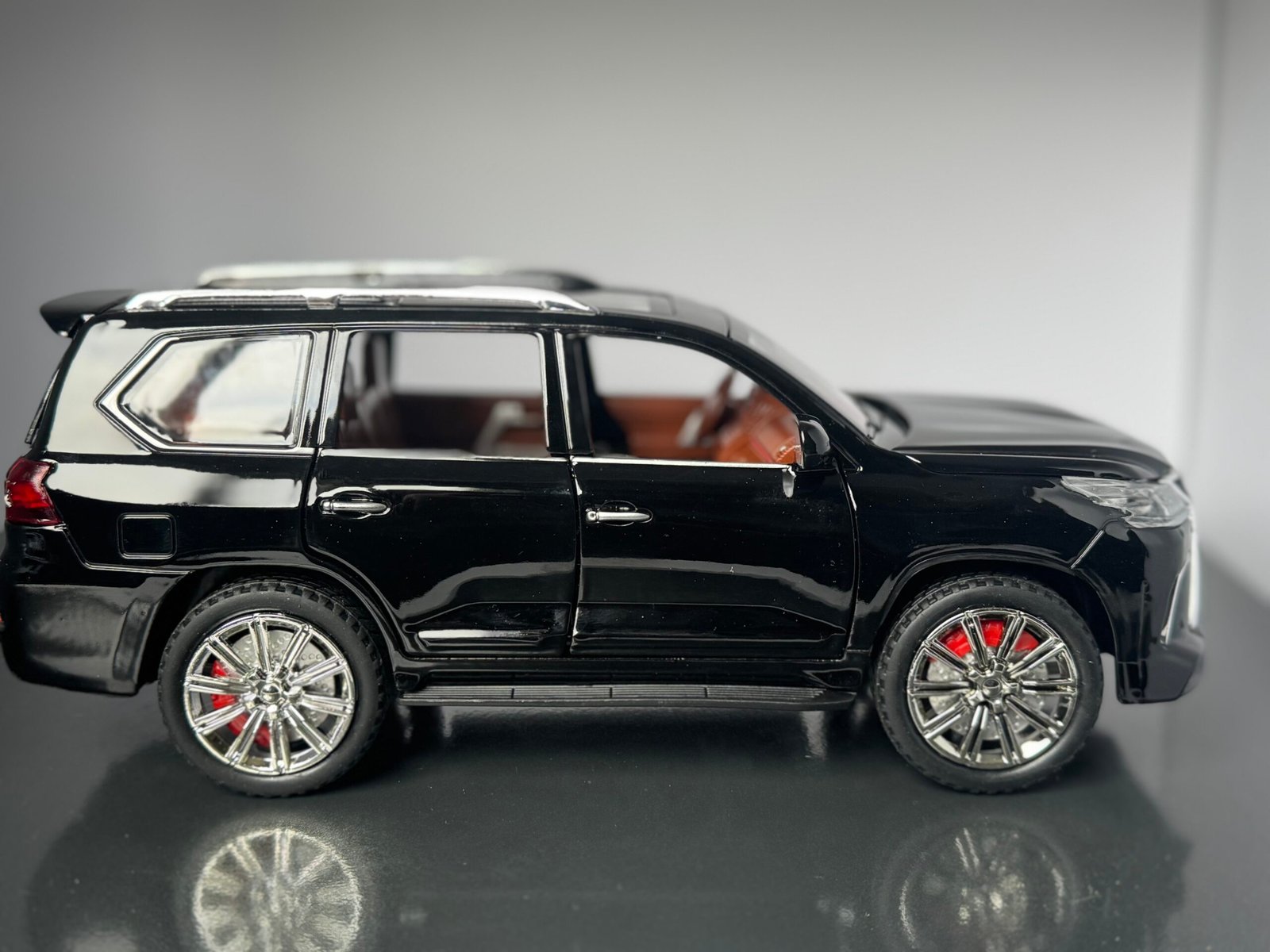 Lexus LS570 1:24 Scale IMG 7064 scaled 1