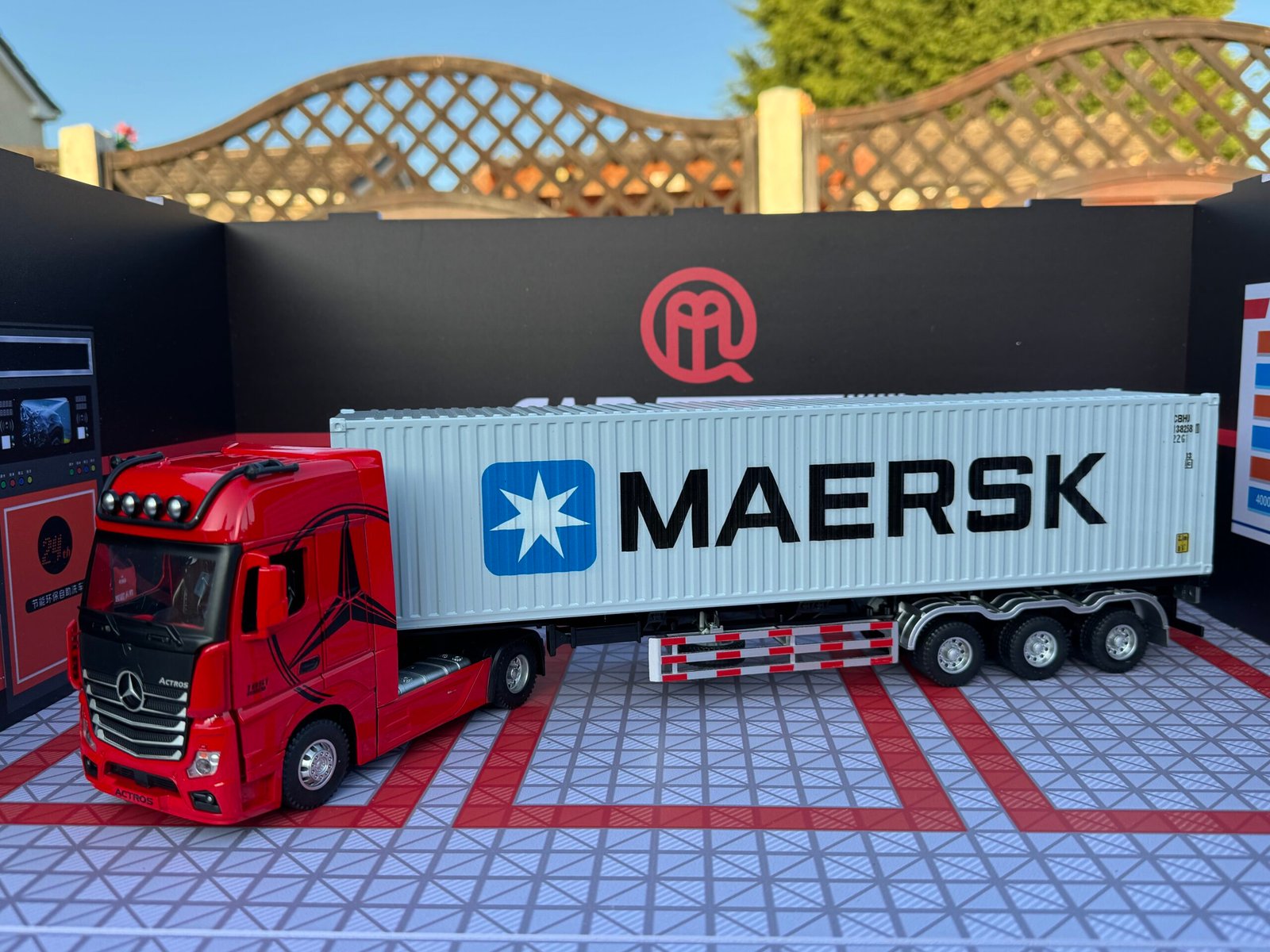 Mercedes Benz Actros Truck 1:24 Scale with Container Diecast Collectors Model IMG 7672 scaled 1