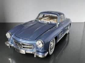 Mercedes Benz 300SL Collectors 1:24 Scale Diecast Collectors Model