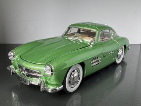Mercedes Benz 300SL Collectors 1:24 Scale Diecast Collectors Model
