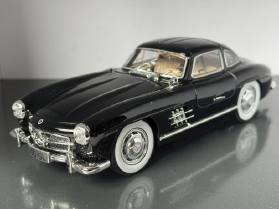 Mercedes Benz 300SL Collectors 1:24 Scale Diecast Collectors Model