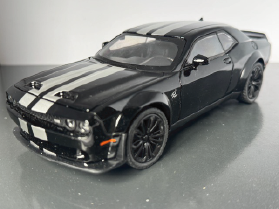 Dodge Challenger Hellcat 1:24 Scale Diecast Collectors Model