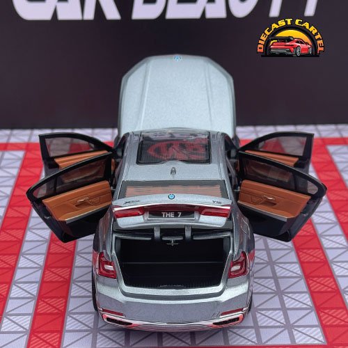 1:24 Scale BMW 760Li Diecast Highly Collectible Model Bmw 760Li in Silver 12
