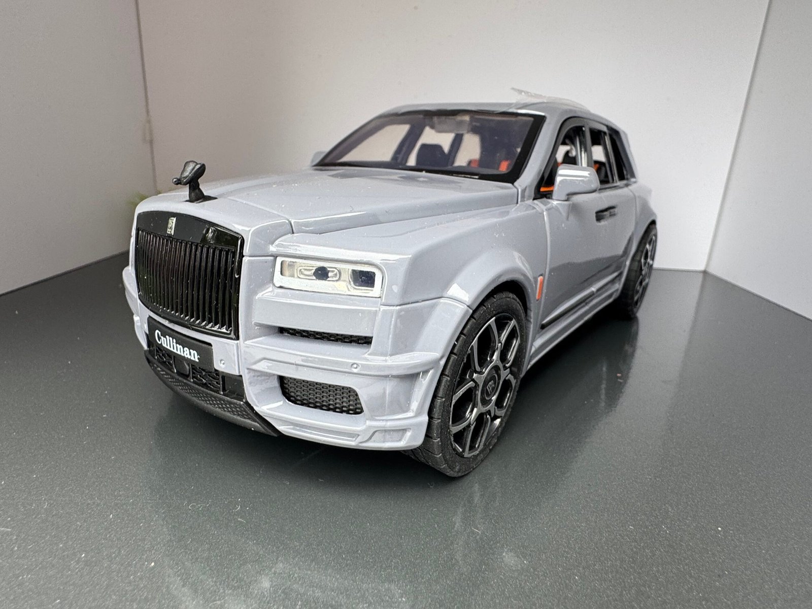 Rolls Royce Cullinan 1:20 Scale Diecast Collectible Model IMG 6880 scaled 1