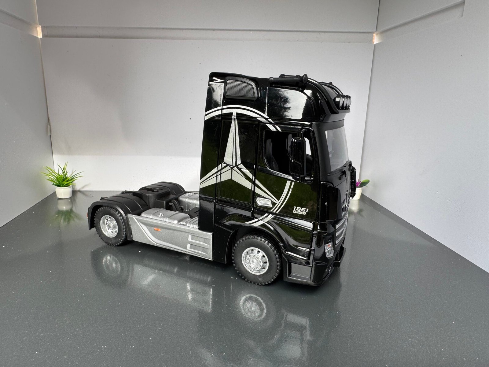 1:24 Scale Mercedes Benz Actros Truck Diecast Highly Collectible Model IMG 6915 scaled 1
