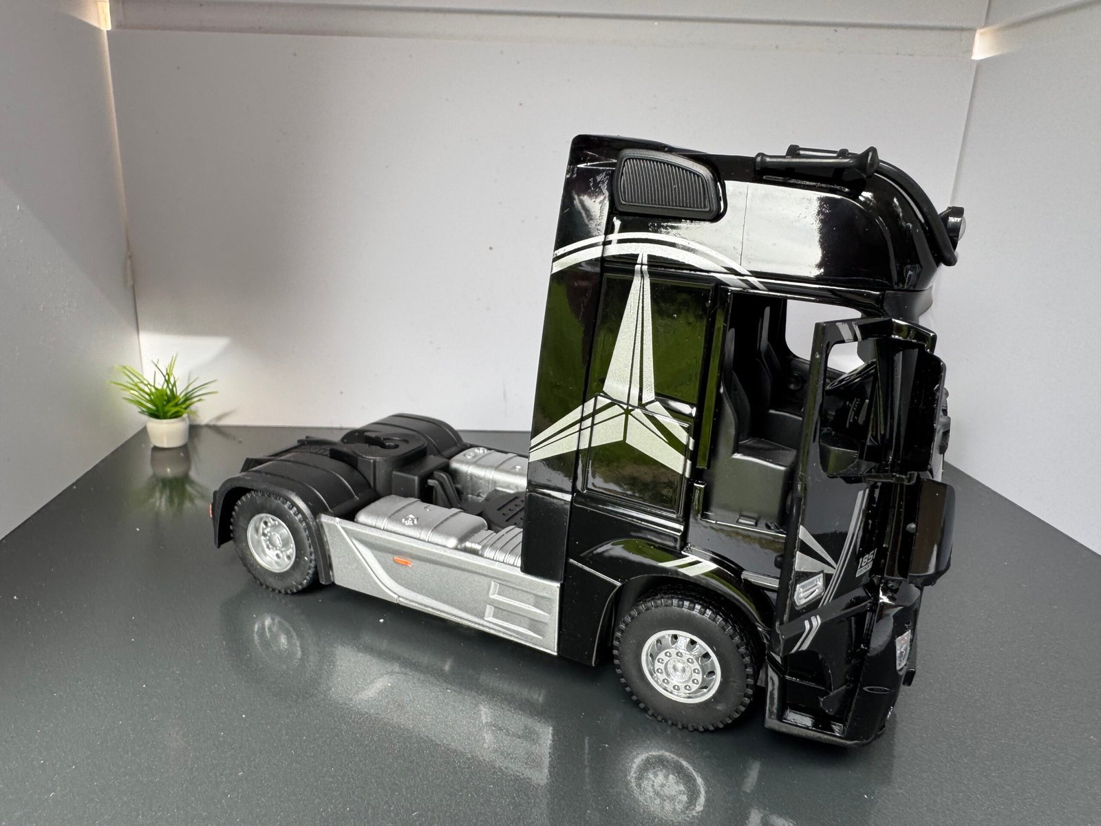 1:24 Scale Mercedes Benz Actros Truck Diecast Highly Collectible Model IMG 6916 scaled 1