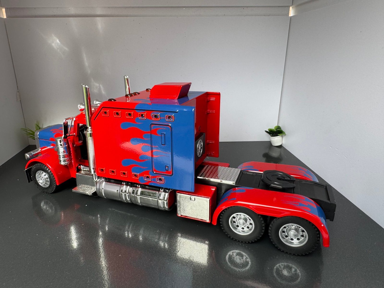 Peterbilt American Truck 1:24 Scale Diecast Collectors Model IMG 6932 scaled 1