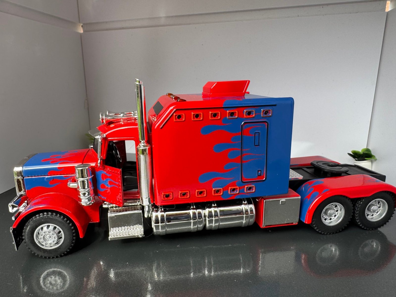 Peterbilt American Truck 1:24 Scale Diecast Collectors Model IMG 6933 scaled 1