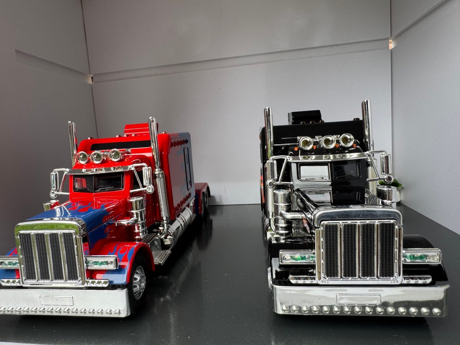 Peterbilt American Truck 1:24 Scale Diecast Collectors Model IMG 6935 scaled 1