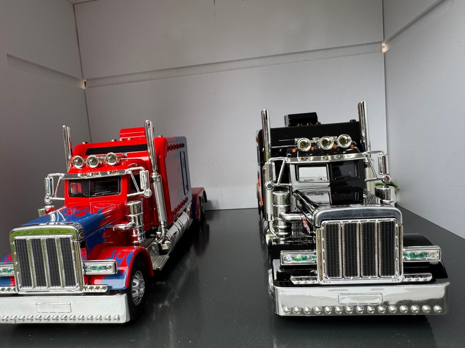 Peterbilt American Truck 1:24 Scale Diecast Collectors Model IMG 6936 scaled 1